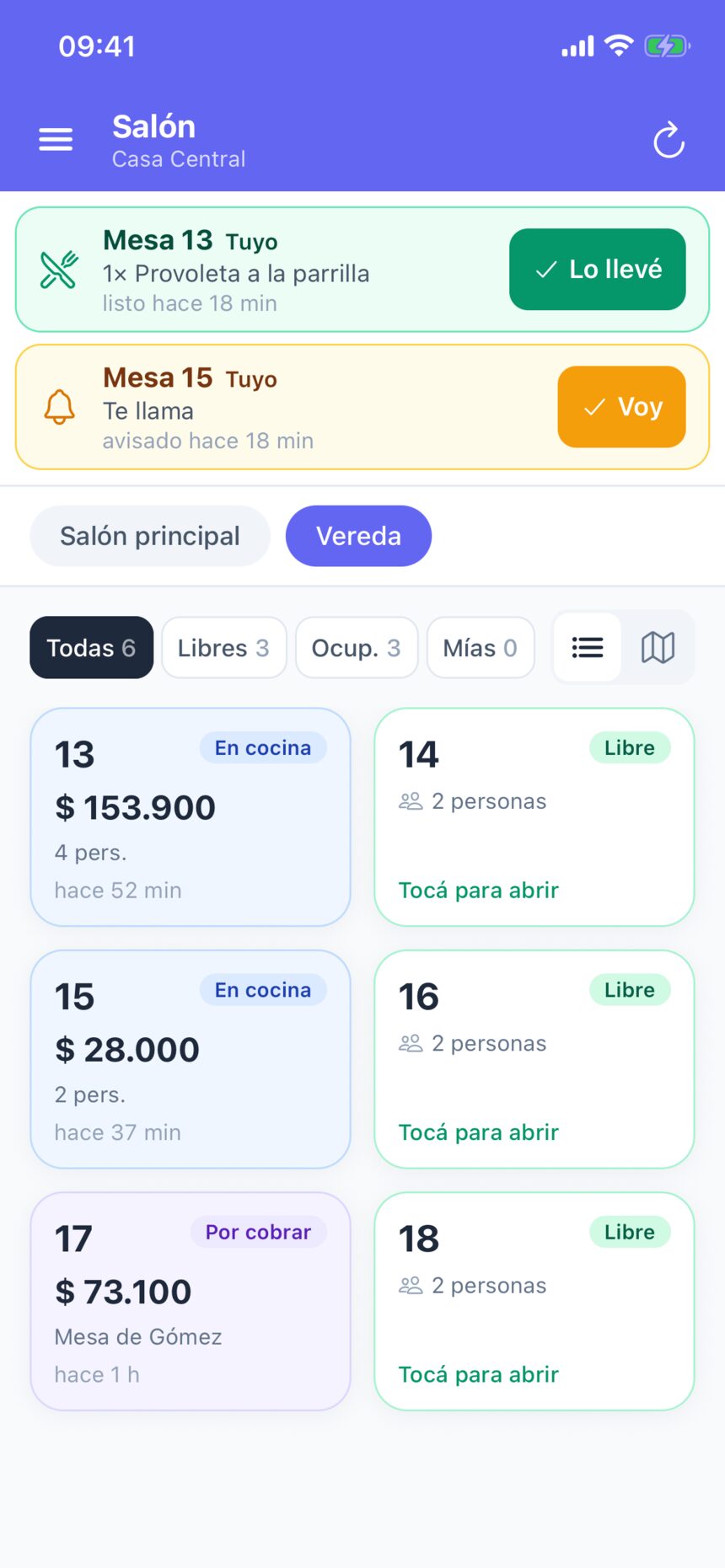 El salón Vereda con la mesa 13 en cocina por 153.900 pesos, la 15 en cocina, la 17 por cobrar y tres libres; arriba, los avisos de la mesa 13 y la 15