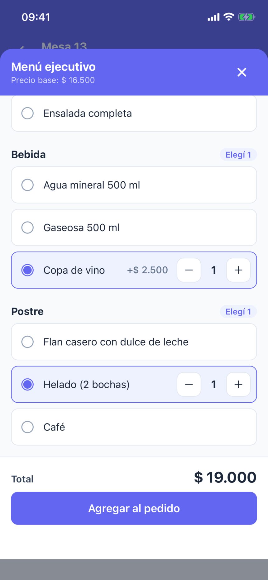 La hoja del Menú ejecutivo con la Copa de vino con recargo de 2.500 pesos y el Helado elegidos, y el total en 19.000 pesos