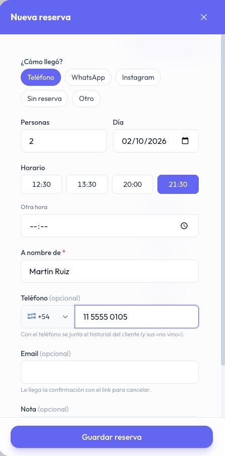 El panel Nueva reserva con el origen Teléfono, 2 personas, el horario 21:30 y el nombre del cliente